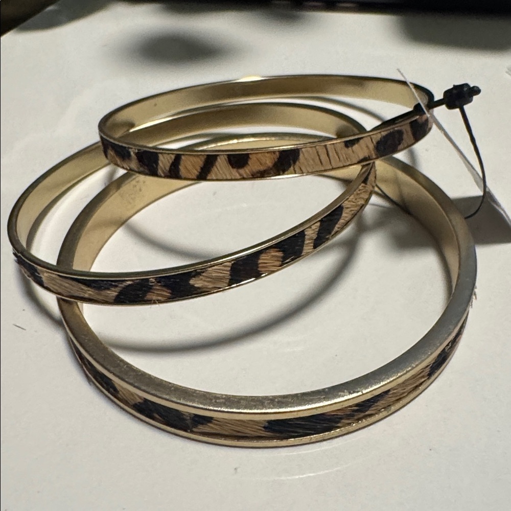 Chico’s Leopard Print Gold Tone Bangle Bracelet Set. (BR222) - Picture 6 of 8